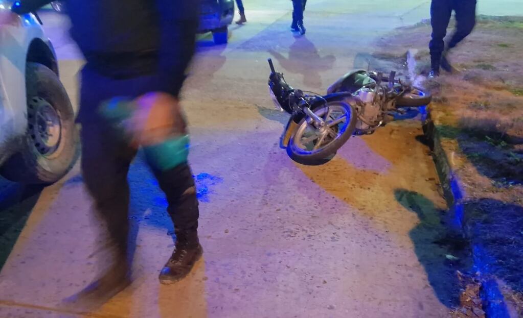 Motochorros escapaban de un asalto, atropellaron a una inspectora de tránsito y los detuvo la policía Motochorros escapaban de un asalto, atropellaron a una inspectora de tránsito y los detuvo la policía